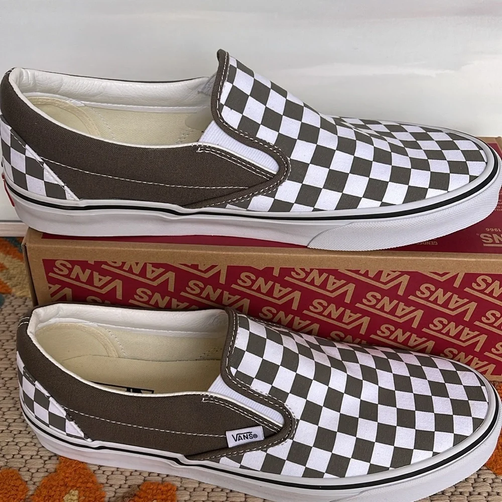Vans Men’s Classic Slip-On
Color Theory Checkerboard Bungee
VN000BVZ9JC
Sneakers - Picture 3 of 16